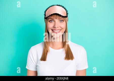 Foto di bella giovane signora toothy sorriso beaming indossare bianco maschera di sleepwear isolato sfondo di colore teal Foto Stock