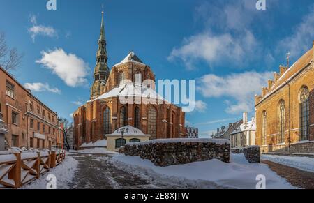 Chiesa di San Pietro contro il cielo blu in inverno a riga, Lettonia. Chiesa luterana Foto Stock