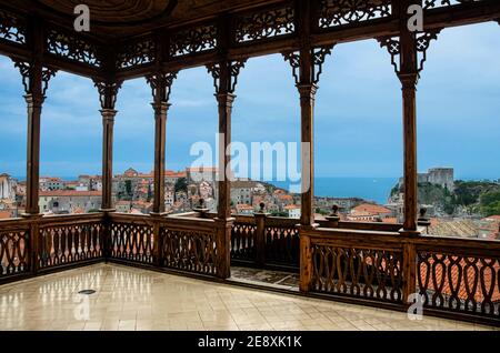 Vista dei tetti rossi e fortezza Lovrijenac nel centro storico dalla galleria di legno di apertura o gazebo a Dubrovnik, Croazia Foto Stock