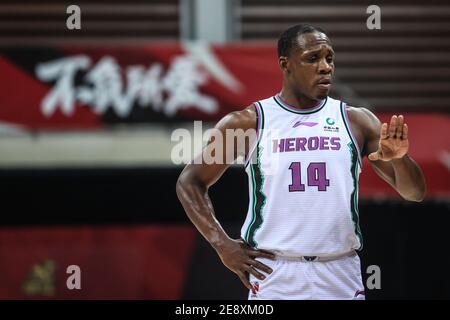 Zhuji, provincia cinese di Zhejiang. 21 Gennaio 2021. Lester Hudson of Shandong Heroes gesti durante la 37a partita tra i Leoni di Zhejiang e gli Eroi di Shandong alla stagione 2020-2021 della lega della Chinese Basketball Association (CBA) a Zhuji, provincia di Zhejiang, 21 gennaio 2021. Credit: Pan Yulong/Xinhua/Alamy Live News Foto Stock