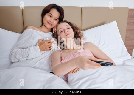 Donna sdraiata a letto con fidanzata Foto Stock
