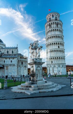 Fontana in marmo con la torre pendente e il Duomo sullo sfondo, Pisa, Toscana, Italia Foto Stock