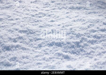 Sfondo astratto della texture fresca delle nevi. Sfondo innevato di tonalità blu. Foto di sfondo invernale. Texture nevosa. Foto Stock