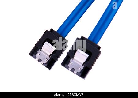 cavo sata seriale ata blu isolato su sfondo bianco. spazio di copia. concetto hardware e dati di trasferimento Foto Stock