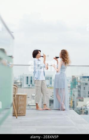Girlfriends bere vino rosso Foto Stock