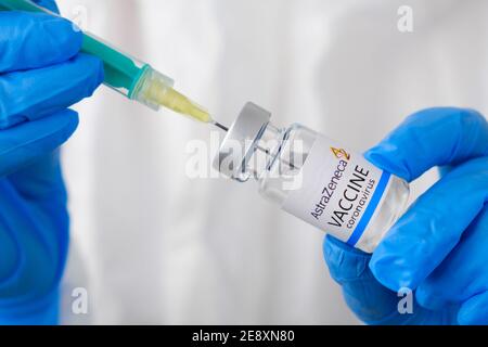 AstraZeneca coronavirus e siringa nel flacone o nel flaconcino per iniezione nelle mani del medico. Covid-19, SARS-Cov-2 Prevention, gennaio 2021, San Foto Stock