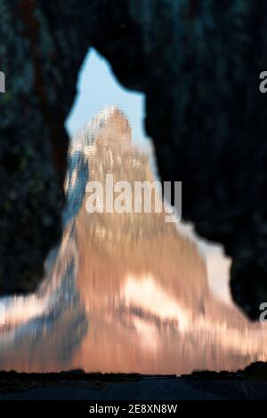 Dettagli astratti della vetta del Cervino riflessi nel lago Stellisee, Zermatt, Cantone Vallese, Svizzera Foto Stock