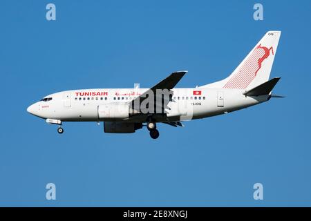 Tunisair Boeing 737-600 TS-IOQ aereo passeggeri arrivo e atterraggio a. Aeroporto di Vienna Foto Stock