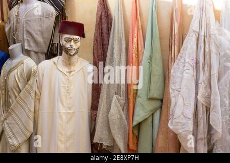 Manichino di uomo arabo che indossa abiti tradizionali e cappello marocchino sul mercato in Marocco. Concetto di viaggio, religione, islam, abbigliamento, moda, arabo. Foto Stock