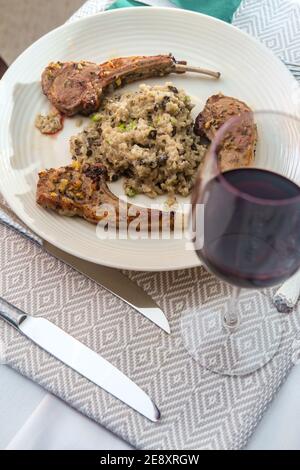 Costoletta di agnello marinata alla griglia con risotto di funghi cheesy Foto Stock