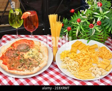 UNA CUCINA ITALIANA PERFETTA, COMPOSTA DA DIVERSI TIPI DI PASTA, PIZZA E BEVANDE CATTURATE A ROMA. Foto Stock