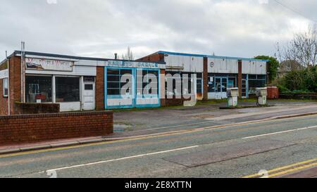 Mold, Flintshire; Regno Unito: 28 gennaio 2021: I locali abbandonati precedentemente occupati da Harley's Garage stanno cadendo in disriparazione Foto Stock