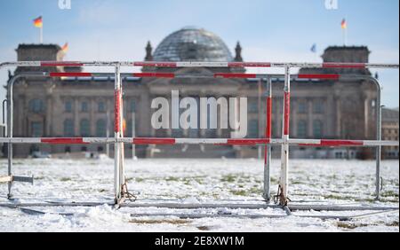 Berlino, Germania. 01 Feb 2021. Le barriere si trovano di fronte all'edificio del Reichstag, sulla Platz der Republik. Credit: Dorothée Barth/dpa/Alamy Live News Foto Stock