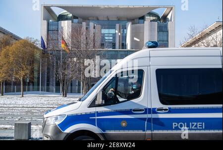 Berlino, Germania. 01 Feb 2021. Un poliziotto con una copertura a bocca si spinge oltre la Cancelleria federale. Credit: Dorothée Barth/dpa/Alamy Live News Foto Stock