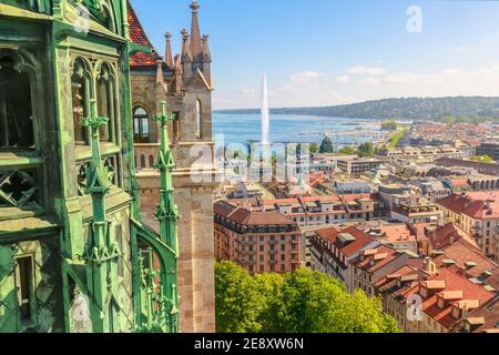 Skyline di Ginevra, lago Leman, fontana Jet d'eau, baia, porto e Torre della Cattedrale, svizzero francese in Svizzera. Vista del campanile romanico e. Foto Stock