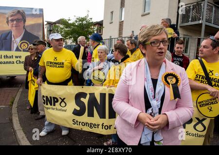 Foto Data - Giovedì 1 Giugno 2017: Didascalia originale - Nicola Sturgeon è stato incontrato da Joanna Cherry, nella foto, al Centro di quartiere di Oxgangs. Il primo ministro Nicola Sturgeon ha affermato che con sette giorni di tempo fino alle elezioni dell'8 giugno, gli elettori scozzesi si trovano di fronte a una chiara scelta tra il Partito nazionale che vuole una voce forte per la Scozia o i Tory che vogliono tacere la Scozia. Aggiornamento della didascalia - Lunedì 1 Febbraio 2021: Joanna Cherry è stato abbandonato dal team di frontbench del Partito Nazionale Scozzese a Westminster. Il deputato del Sud-Ovest di Edimburgo ha affermato di essere stato licenziato dalla posizione di giustizia 'desp Foto Stock