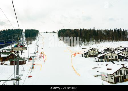 Bukovel, Ucraina 3 febbraio 2019: Complessi alberghieri sullo sfondo di pittoreschi Carpazi invernali, turisti a Bukovel, Ucraina. 2019 Foto Stock