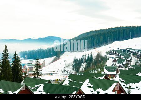Bukovel, Ucraina 3 febbraio 2019: Complessi alberghieri, vacanze invernali per turisti in montagna.New Foto Stock