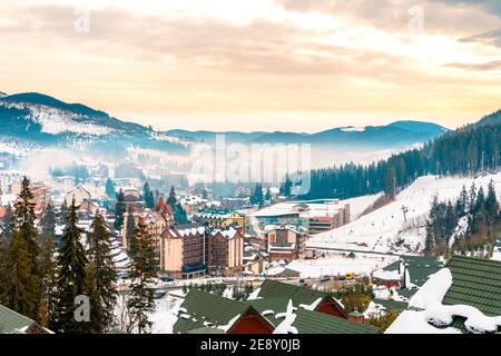 Bukovel, Ucraina 3 febbraio 2019: Complessi alberghieri sullo sfondo di pittoreschi Carpazi invernali, turisti a Bukovel, Ucraina. 2019 Foto Stock