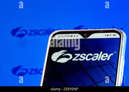 In questa illustrazione viene visualizzato un logo Zscaler, Inc. Sullo schermo dello smartphone. Foto Stock