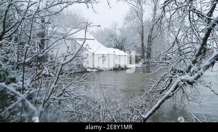 Oxford, Regno Unito. Regno Unito Meteo. Neve pesante sul Tamigi, vicino a Iffley Lock, Oxford, Oxfordshire. Credit: Amy Deats/Alamy Foto Stock