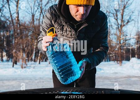 Manutenzione dell'auto prima del gelo in inverno - liquido lavaparabrezza Foto Stock