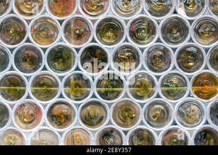 Finestra gotica circolare d'epoca, vecchio stile europeo, vetro rotondo come struttura o sfondo Foto Stock