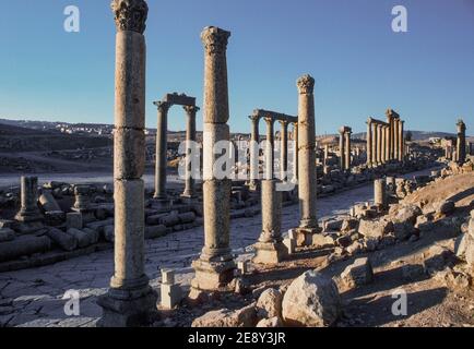 Colonne romane e rovine strada principale Jerash Jordan Foto Stock