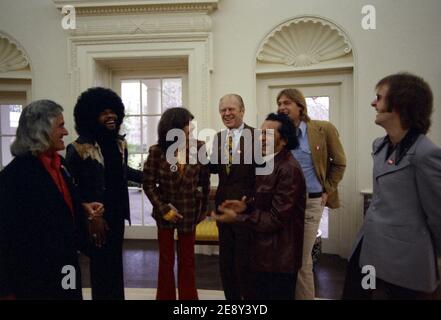 Fotografia del presidente Gerald R. Ford e di suo figlio Jack Ford incontro con l'ex Beatle George Harrison. Foto Stock