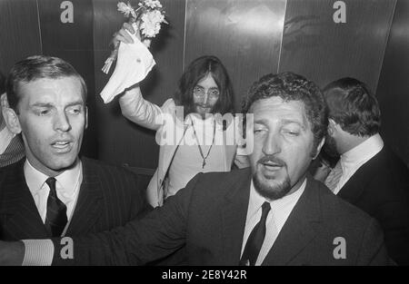 John Lennon parte dopo due settimane di Bed-ins for Peace, Hilton Hotel, Amsterdam, 1969. Foto Stock