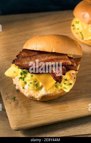 Panino all'uovo con pancetta fatto in casa su un panino brioche con formaggio Foto Stock