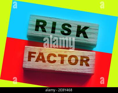 Parole del fattore di rischio su blocchi di legno. Le cause di avvio del settore sanitario o aziendale del concetto di guasto. Foto Stock