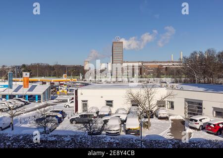 Il vecchio quartier generale della Volkswagen è un importante punto di riferimento a Wolfsburg. La nuova sede centrale è molto più descrete Foto Stock