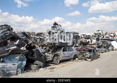 Carrozzerie di automobile accatastate al junkyard Foto Stock