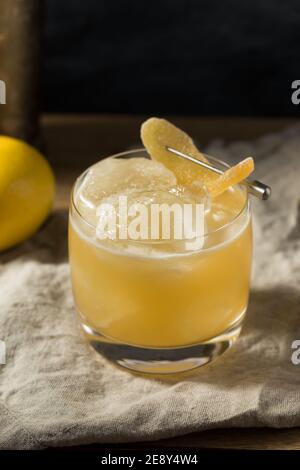 Cocktail di Penicillina alcolica boozy con Scotch e Ginger Foto Stock