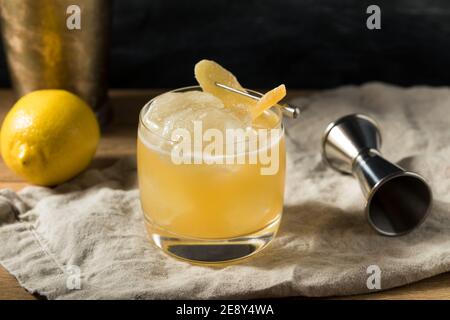 Cocktail di Penicillina alcolica boozy con Scotch e Ginger Foto Stock