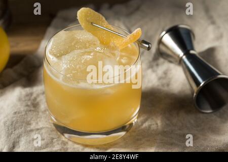 Cocktail di Penicillina alcolica boozy con Scotch e Ginger Foto Stock