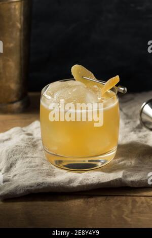 Cocktail di Penicillina alcolica boozy con Scotch e Ginger Foto Stock