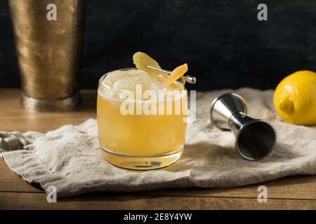 Cocktail di Penicillina alcolica boozy con Scotch e Ginger Foto Stock