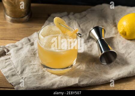 Cocktail di Penicillina alcolica boozy con Scotch e Ginger Foto Stock