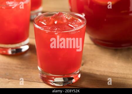 Rinfrescante Punch di frutta rossa fredda in un bicchiere Foto Stock