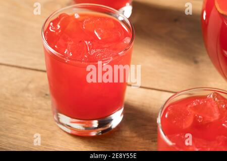 Rinfrescante Punch di frutta rossa fredda in un bicchiere Foto Stock