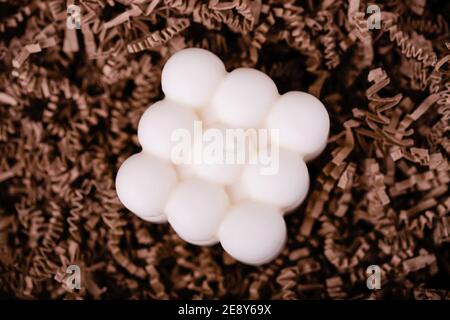 Primo piano di candele bianche a cubo sulla carta marrone sfondo Foto Stock