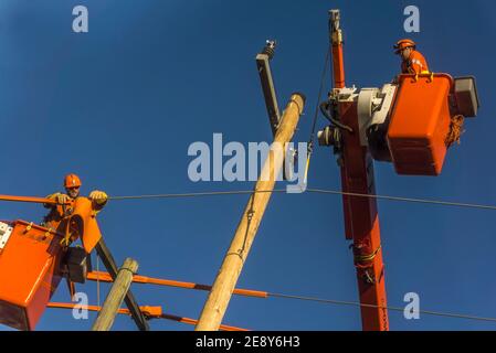 Toronto, Canada, ottobre 2017 - Power linemen lavorando su palo e cavo elettrico per la manutenzione e le riparazioni Foto Stock