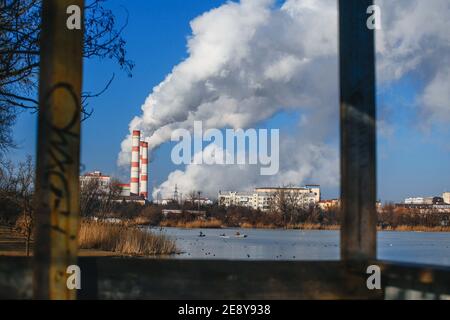 Fumo bianco spesso proveniente dai tubi dei locali caldaie e dai tubi di fabbriche e fabbriche. Foto Stock