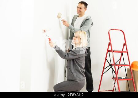 Coppia ridecorando casa, coppia fa riparazioni nell'appartamento Foto Stock