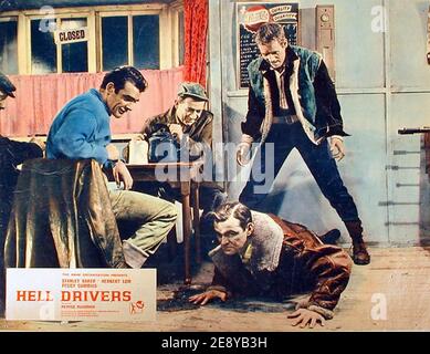 HELL DRIVERS 1957 Rank Organisation film con da sinistra: Sean Connery, Sid James, Stanley Baker con Patrick McGoohan in piedi su Stanley Baker Foto Stock