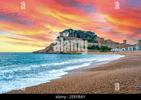 Fortezza di Tossa de Mar sulla spiaggia, Costa Brava Mediterraneo paesaggio marino in Catalogna, Spagna Foto Stock