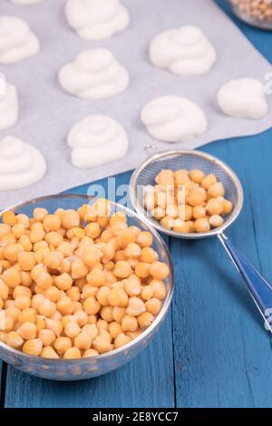 Preparazione di marshmallow fatti in casa con brodo di ceci montato Aquafaba. Foto Stock