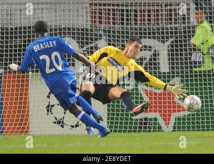 Il DaMarcus Beasley dei Glasgow Rangers segna durante la UEFA Champions League, il primo Knockout Round, la seconda tappa, l'Olympique Lyonnais vs Glasgow Rangers FC allo 'stade de Gerland' di Lione, Francia, il 2 ottobre 2007. Il Glasgow Rangers FC ha vinto 3-0. Foto di Nicolas Gouhier/Cameleon/ABACAPRESS.COM Foto Stock